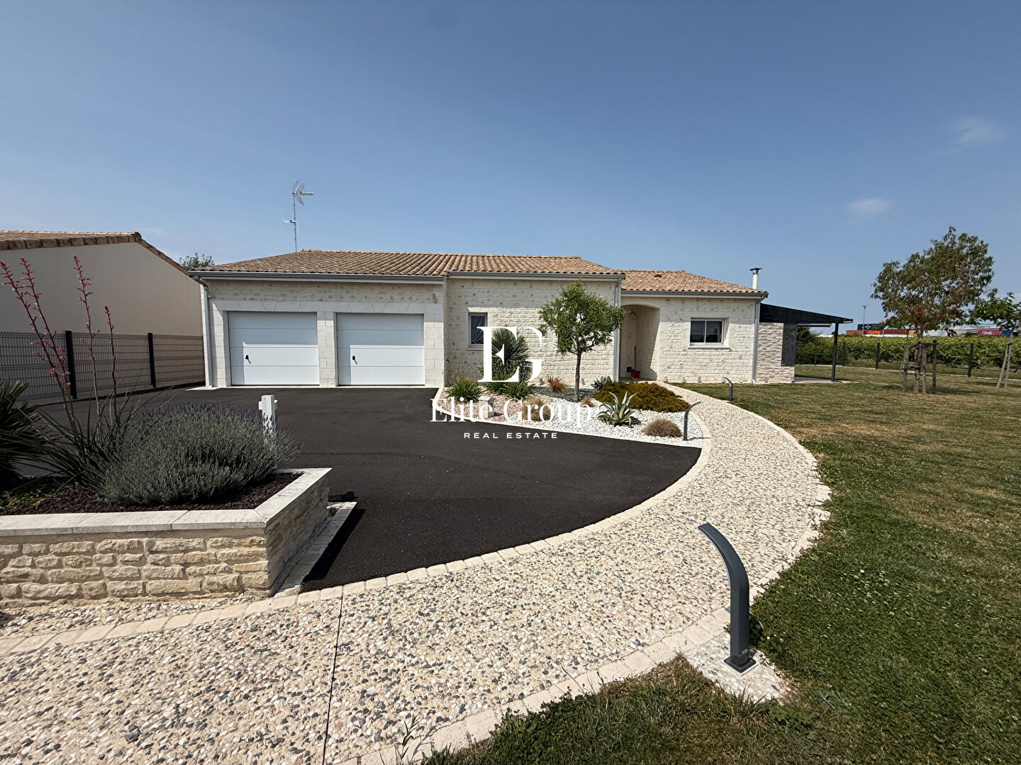 A VENDRE très joli pavillon avec piscine à Jarnac 126 m2