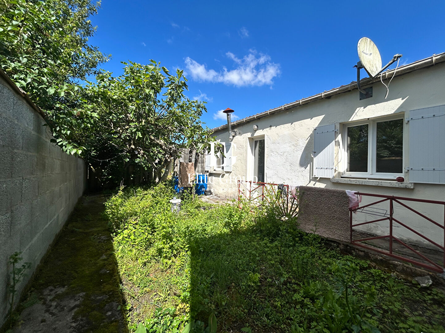 MAISON INDIVIDUELLE DE PLAIN PIED AVEC JARDIN - À RÉNOVER