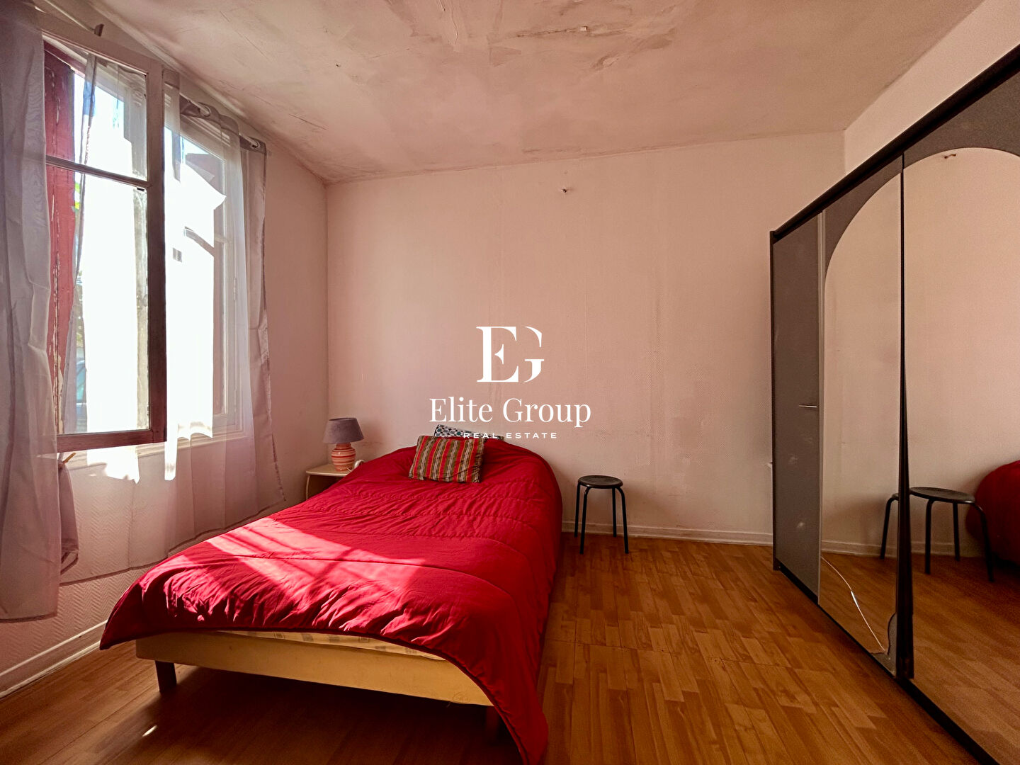 MAISON INDIVIDUELLE DE PLAIN PIED AVEC JARDIN - À RÉNOVER