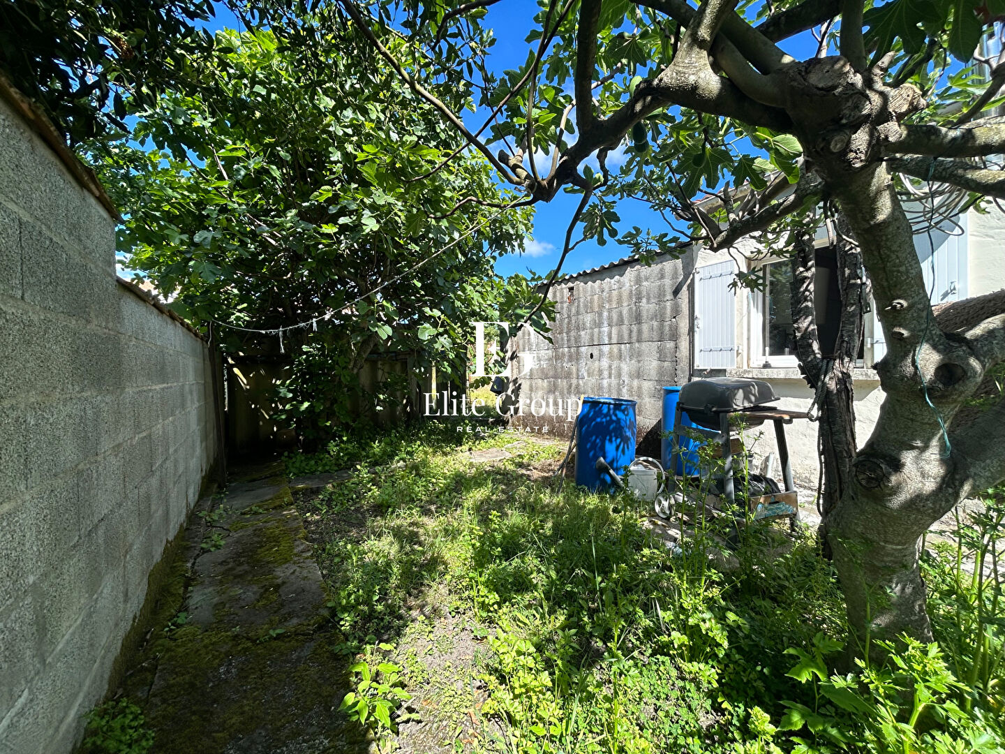 MAISON INDIVIDUELLE DE PLAIN PIED AVEC JARDIN - À RÉNOVER