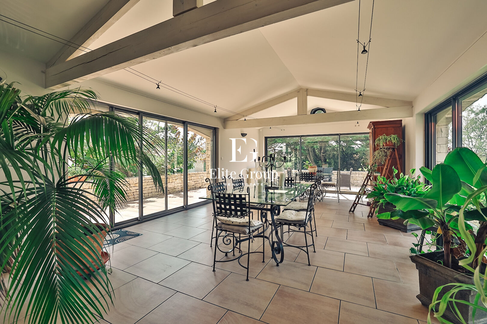 VILLA D'EXCEPTION À DEUX PAS DES PLAGES ET DU CENTRE-VILLE