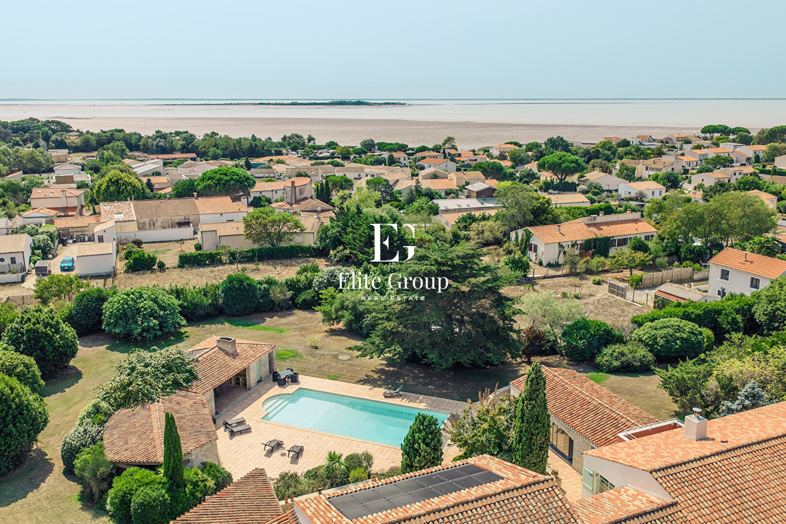 VILLA D'EXCEPTION À DEUX PAS DES PLAGES ET DU CENTRE-VILLE