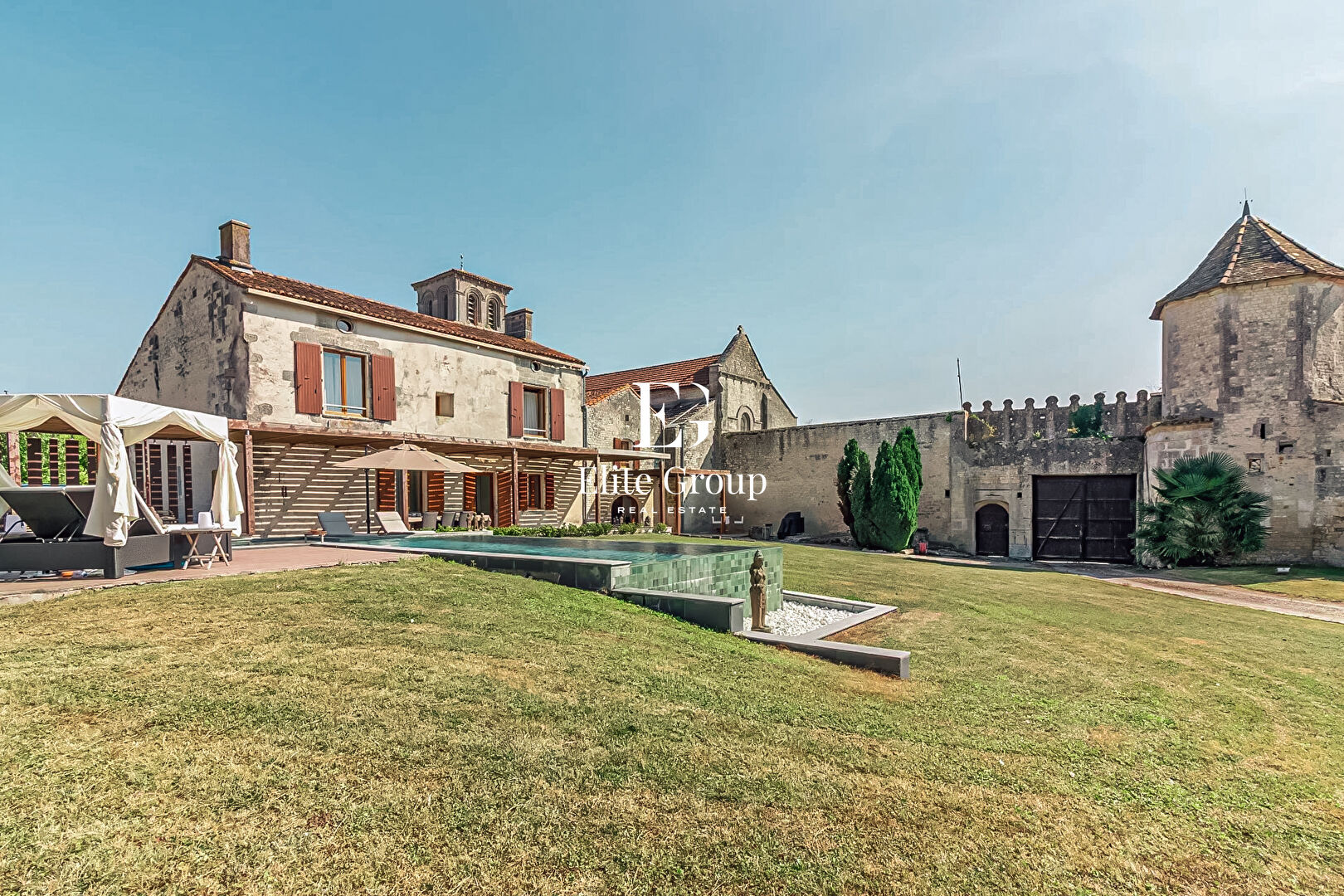 Image de l'annonce A VENDRE MAGNIFIQUE MAISON DE CARACTÈRE PROCHE DE SEGONZAC - 7 PIÈCES - 360 M²