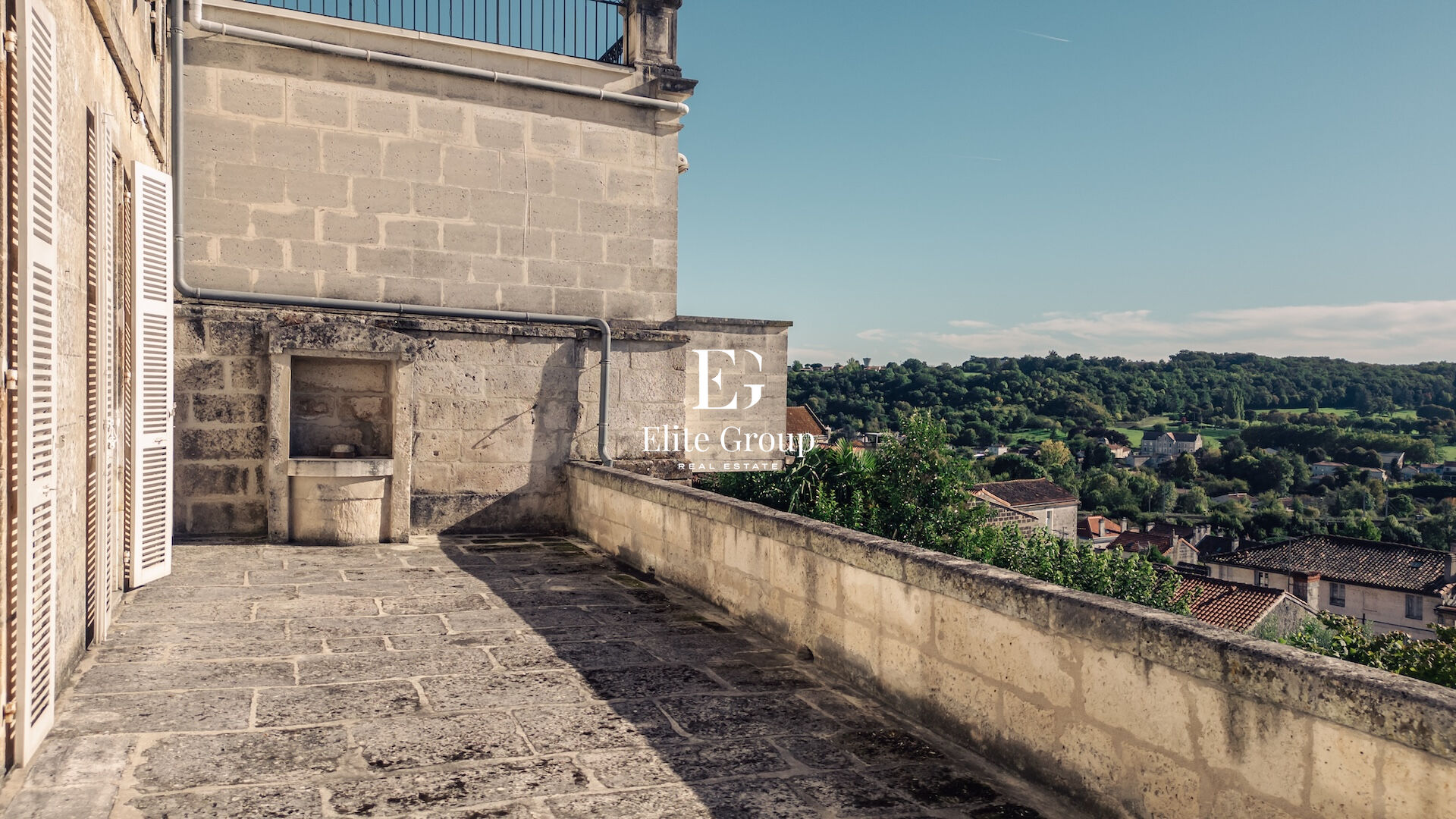 À VENDRE MAISON DE CARACTÈRE EN PLEIN CENTRE-VILLE D'ANGOULÊME - 270 M2