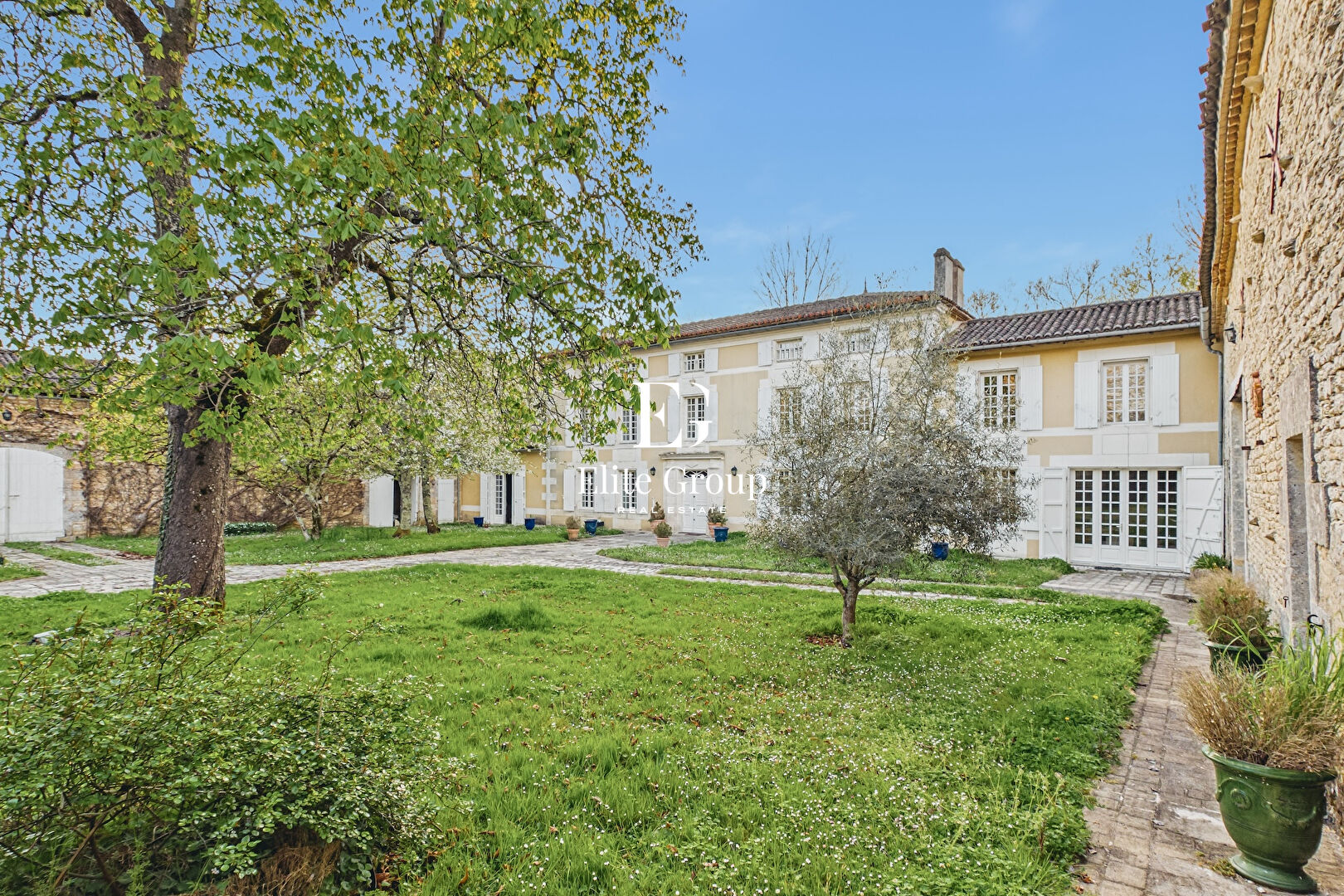 À VENDRE MAISON D'EXCEPTION PROCHE D'ANGOULÊME - 297M2 - 12 PIÈCES