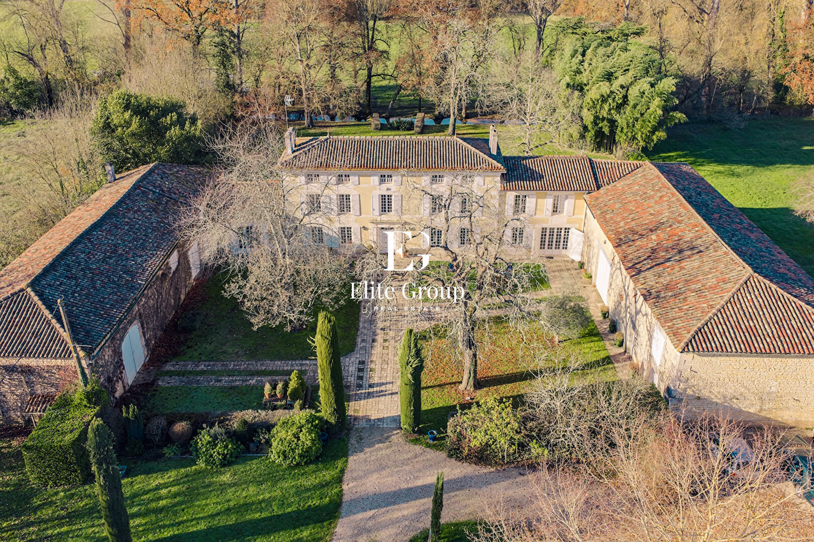 À VENDRE MAISON D'EXCEPTION PROCHE D'ANGOULÊME - 297M2 - 12 PIÈCES