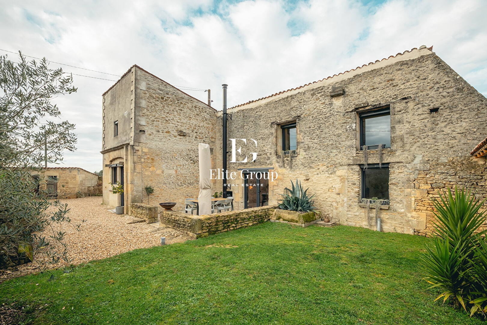 Image de l'annonce À VENDRE TRÈS BELLE MAISON EN PIERRE À VAL DE COGNAC - 5 PIÈCES - 110 M2