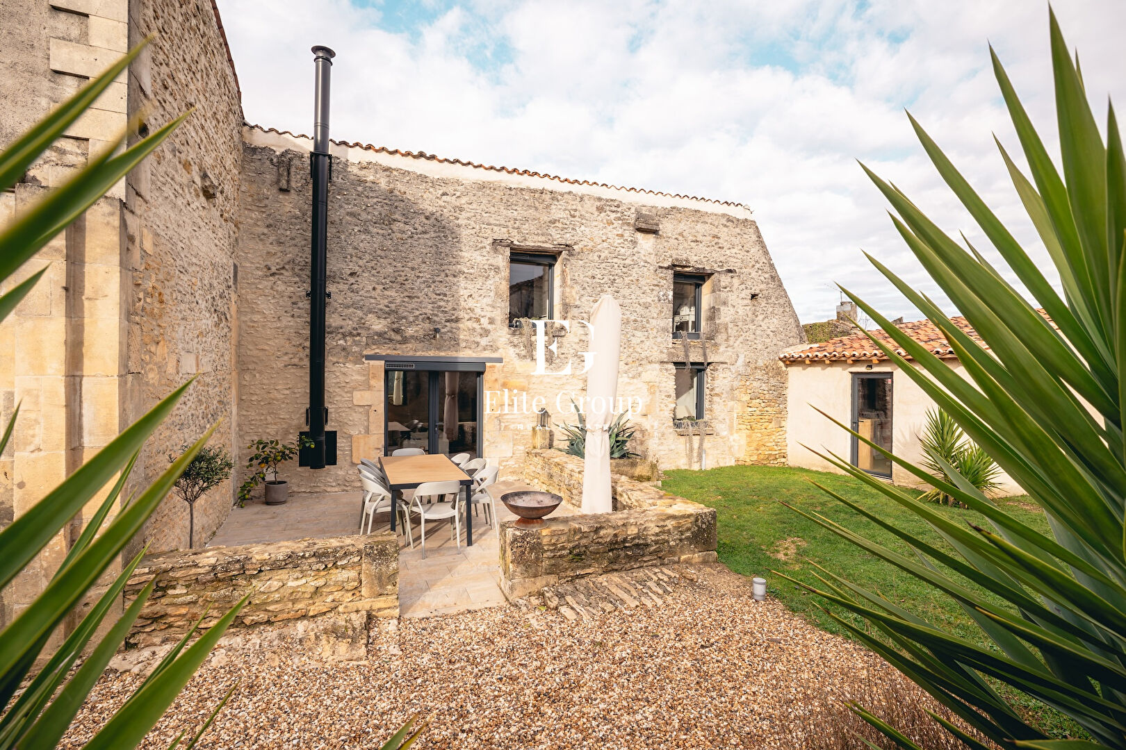À VENDRE TRÈS BELLE MAISON EN PIERRE À VAL DE COGNAC - 5 PIÈCES - 110 M2