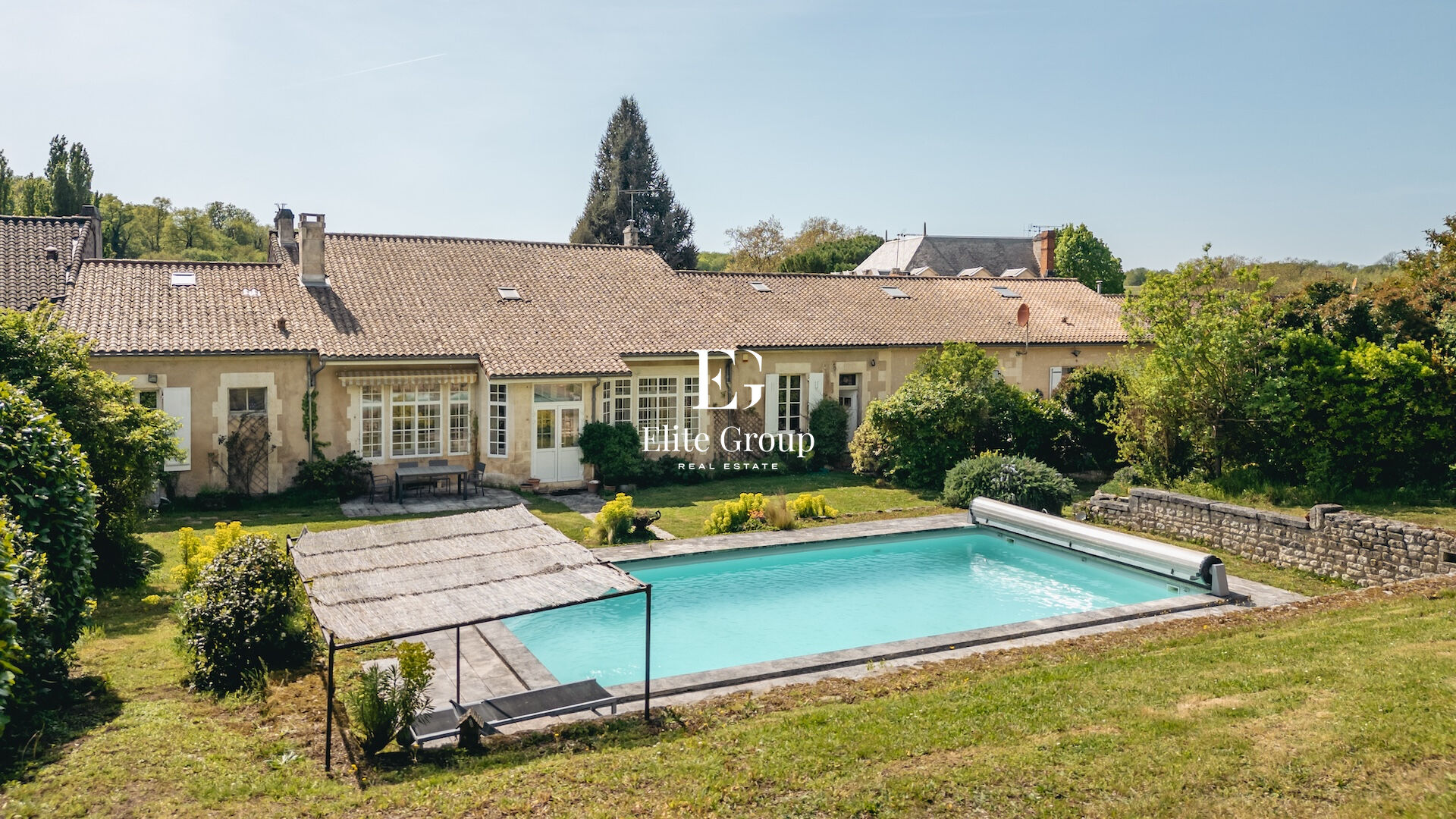 Image de l'annonce À VENDRE MAISON DE CARACTÈRE À MOUTHIERS-SUR-BOËME - 341 M2