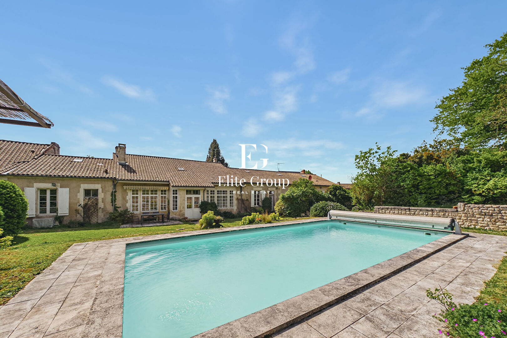 À VENDRE MAISON DE CARACTÈRE À MOUTHIERS-SUR-BOËME - 341 M2