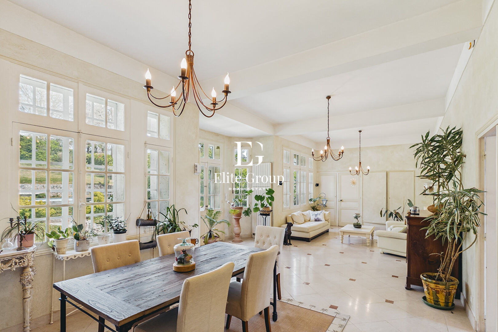 À VENDRE MAISON DE CARACTÈRE À MOUTHIERS-SUR-BOËME - 341 M2