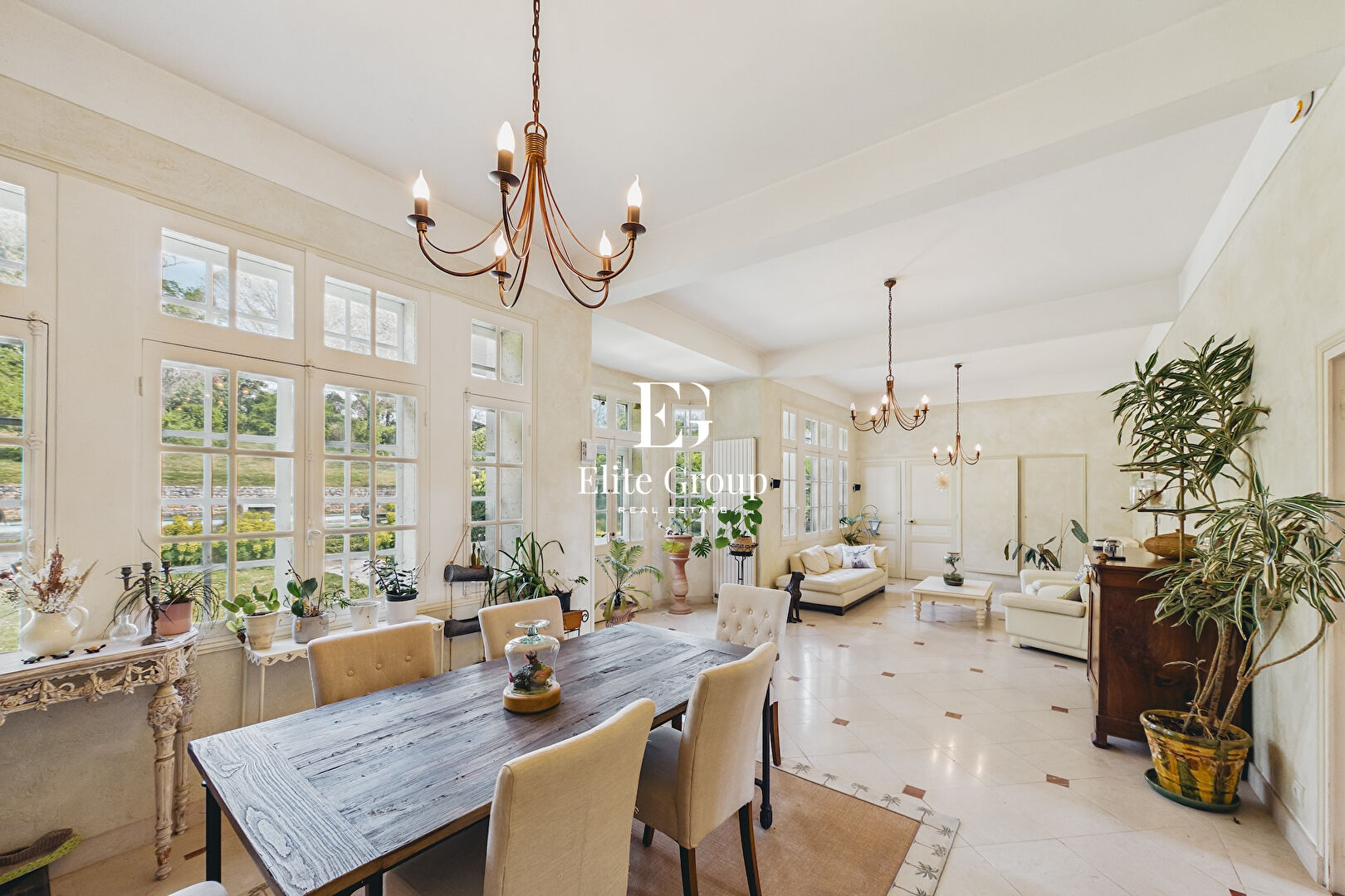 À VENDRE MAISON DE CARACTÈRE À MOUTHIERS-SUR-BOËME - 341 M2