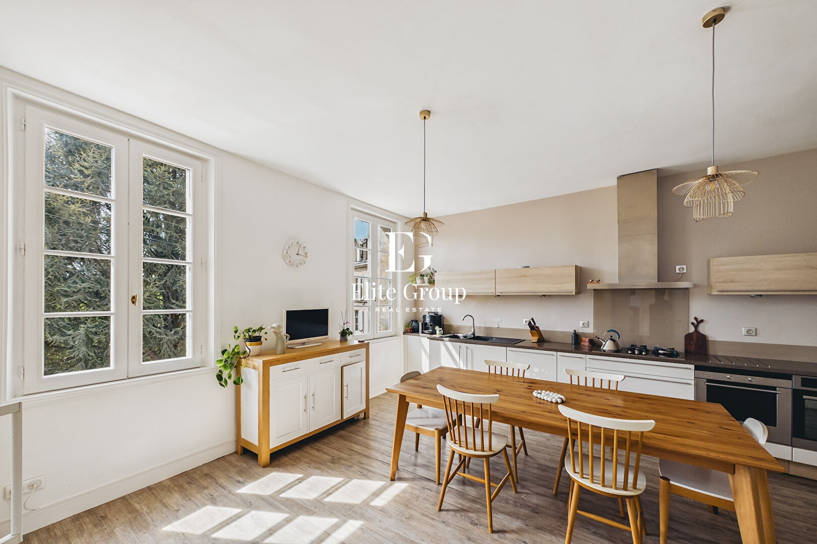À VENDRE MAISON DE CARACTÈRE À MOUTHIERS-SUR-BOËME - 341 M2