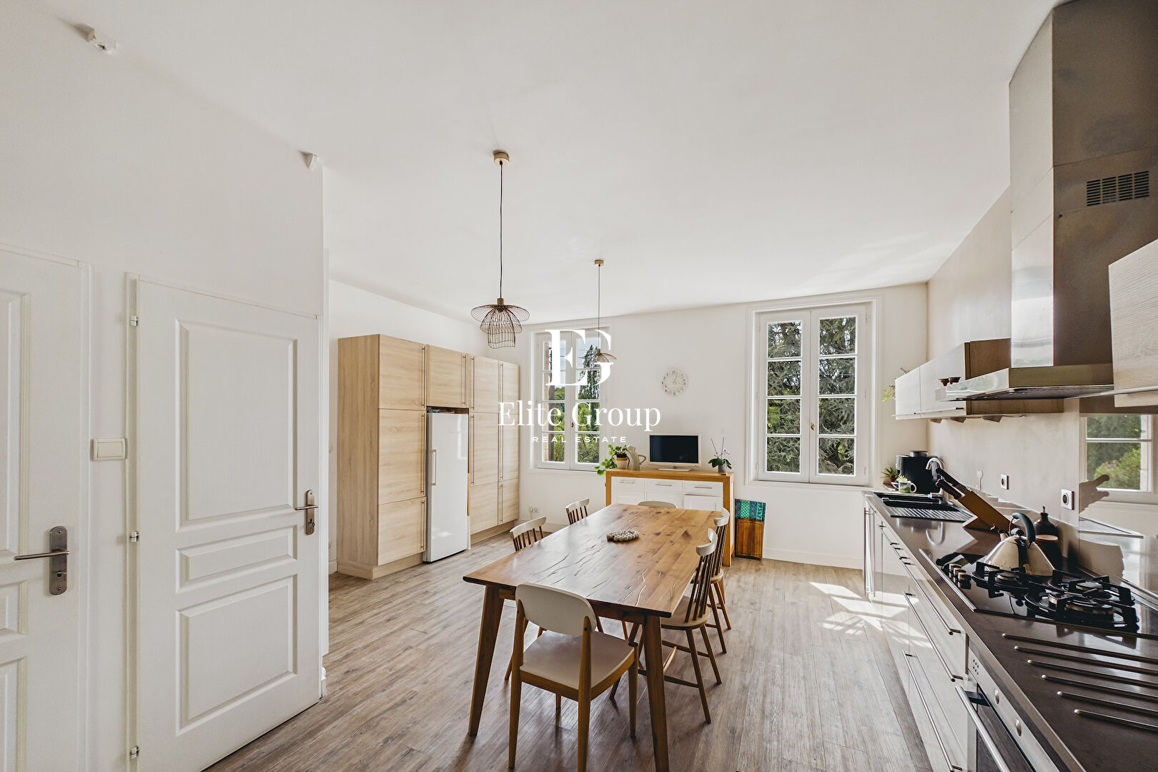 À VENDRE MAISON DE CARACTÈRE À MOUTHIERS-SUR-BOËME - 341 M2