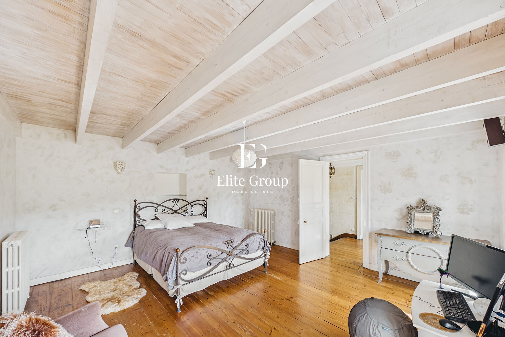 À VENDRE MAISON DE CARACTÈRE À MOUTHIERS-SUR-BOËME - 341 M2