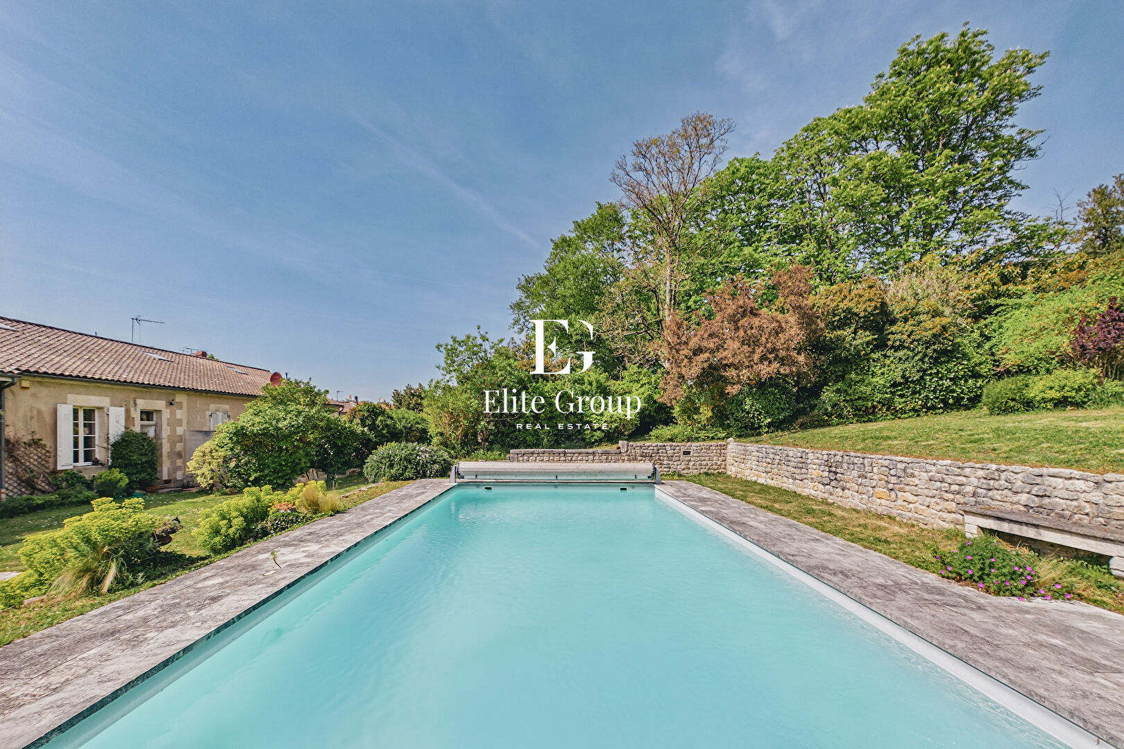 À VENDRE MAISON DE CARACTÈRE À MOUTHIERS-SUR-BOËME - 341 M2