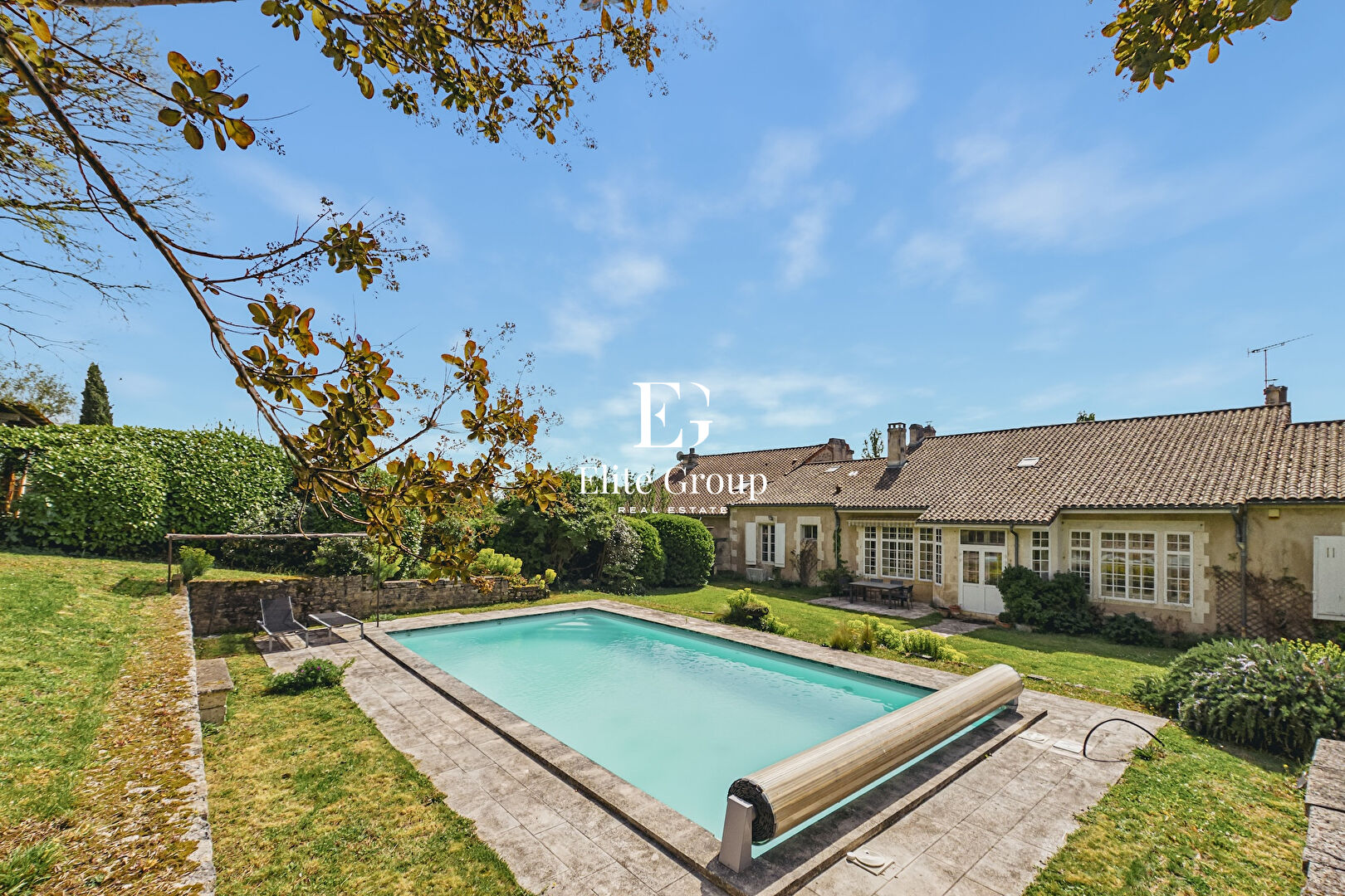 À VENDRE MAISON DE CARACTÈRE À MOUTHIERS-SUR-BOËME - 341 M2
