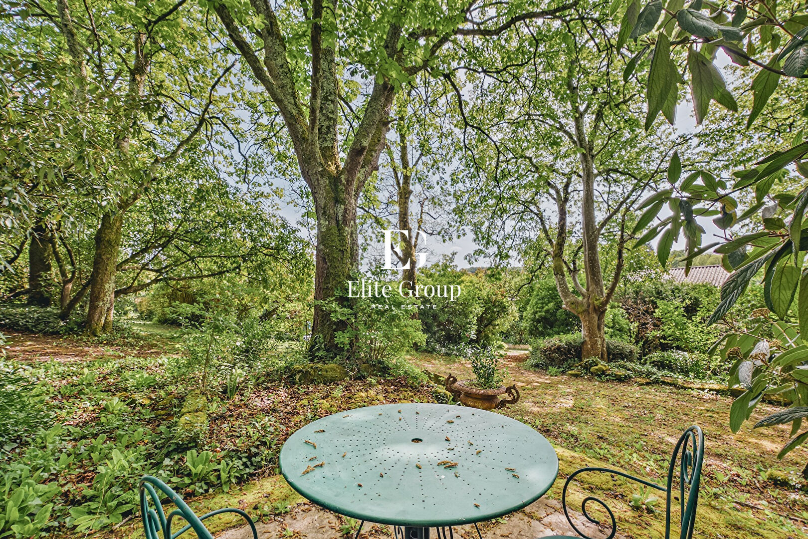 À VENDRE MAISON DE CARACTÈRE À MOUTHIERS-SUR-BOËME - 341 M2