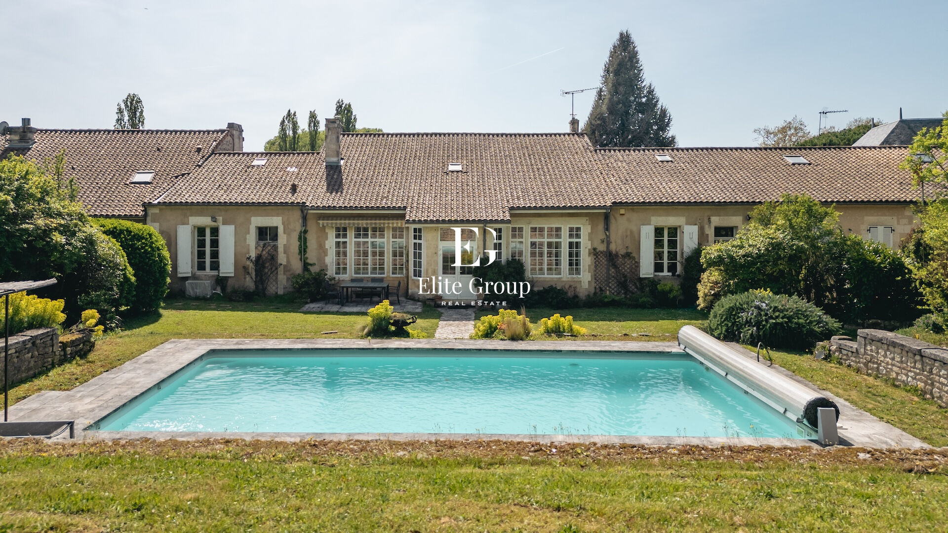 À VENDRE MAISON DE CARACTÈRE À MOUTHIERS-SUR-BOËME - 341 M2