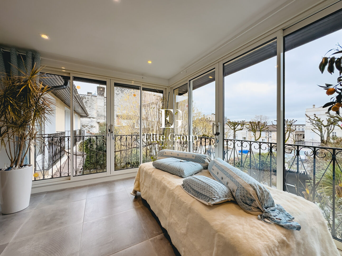 À VENDRE MAGNIFIQUE MAISON EN PLEIN COEUR DE COGNAC - 9 PIÈCES - 240 M2