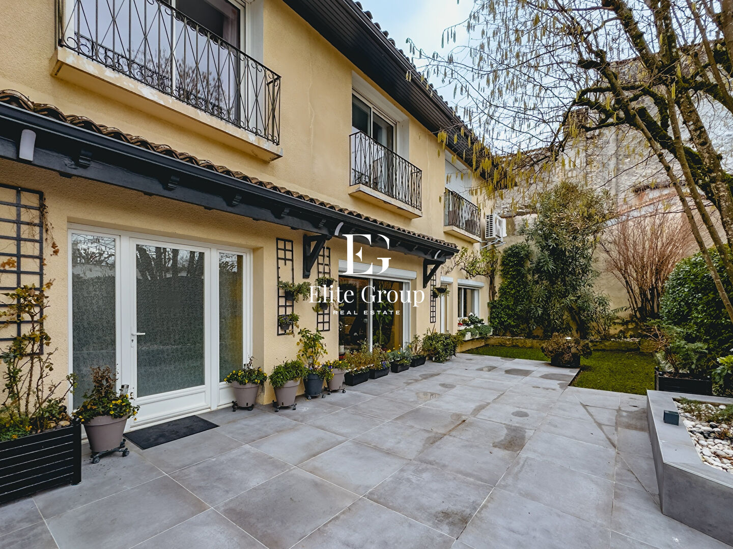 À VENDRE MAGNIFIQUE MAISON EN PLEIN COEUR DE COGNAC - 9 PIÈCES - 240 M2