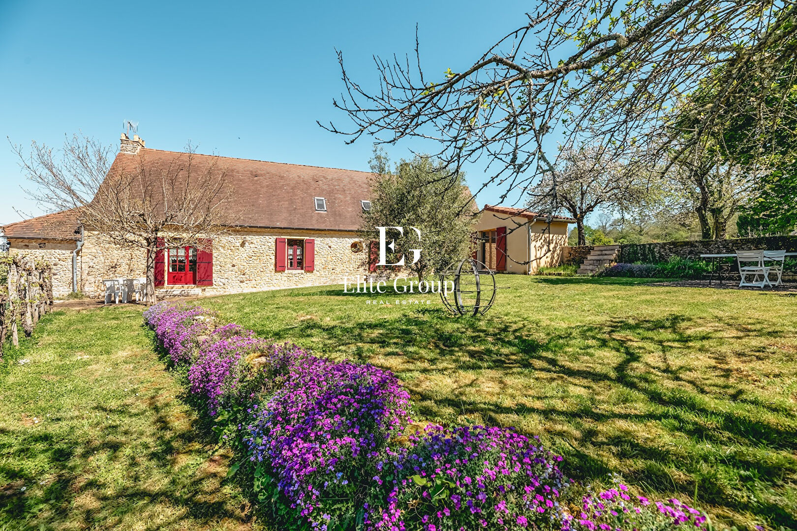 ENSEMBLE DE MAISONS À VENDRE SUR LES HAUTEURS DU BUISSON-DE-CADOUIN