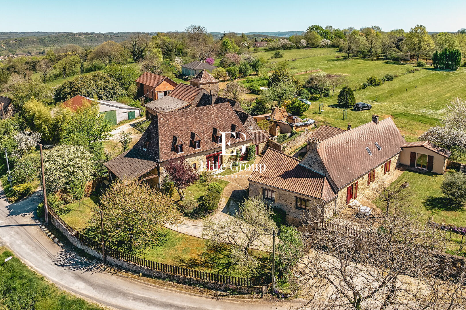 ENSEMBLE DE MAISONS À VENDRE SUR LES HAUTEURS DU BUISSON-DE-CADOUIN