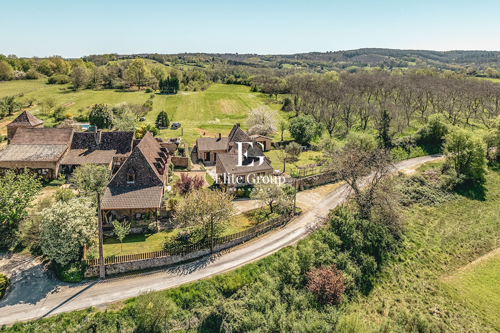 ENSEMBLE DE MAISONS À VENDRE SUR LES HAUTEURS DU BUISSON-DE-CADOUIN