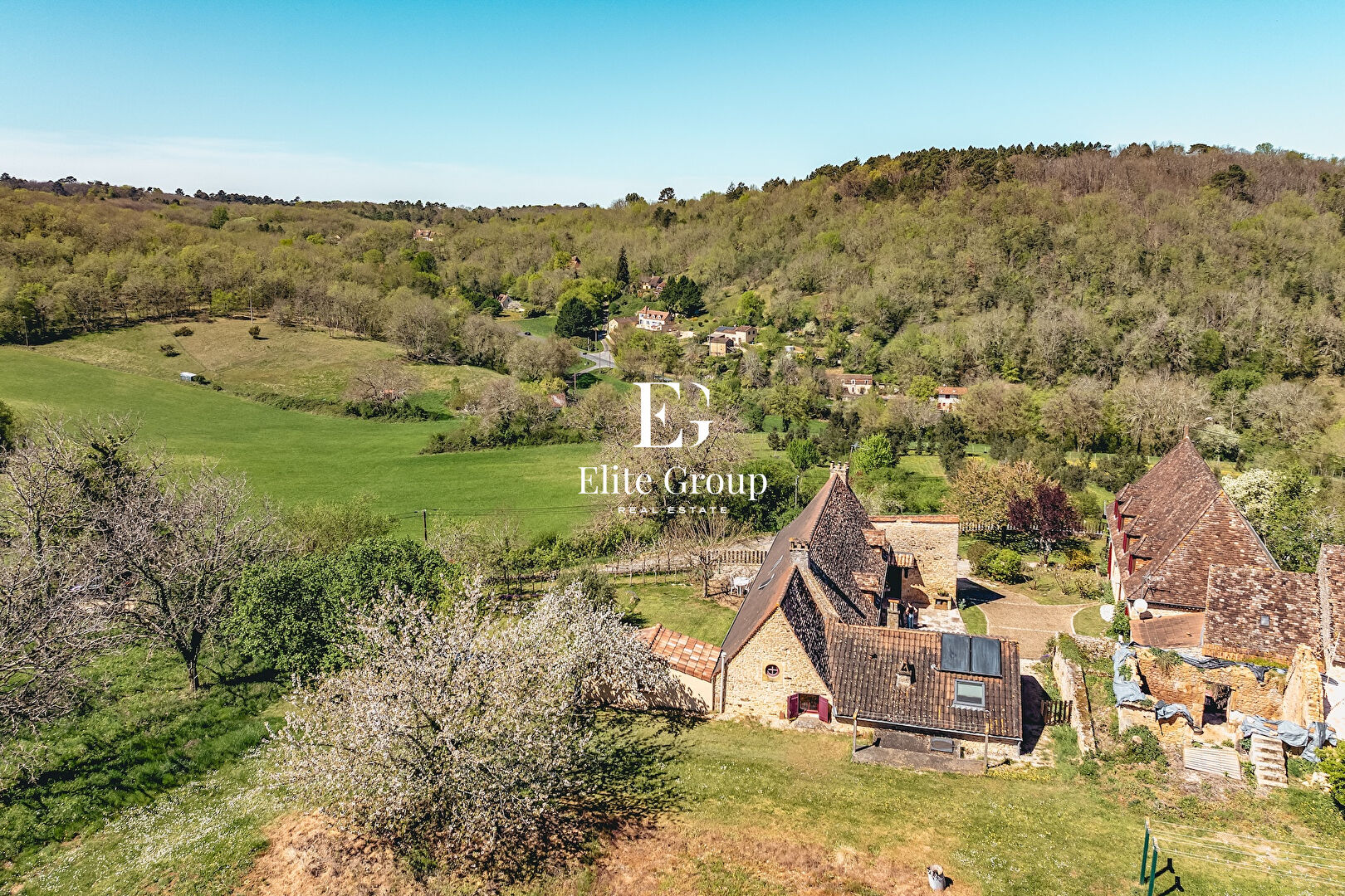 ENSEMBLE DE MAISONS À VENDRE SUR LES HAUTEURS DU BUISSON-DE-CADOUIN