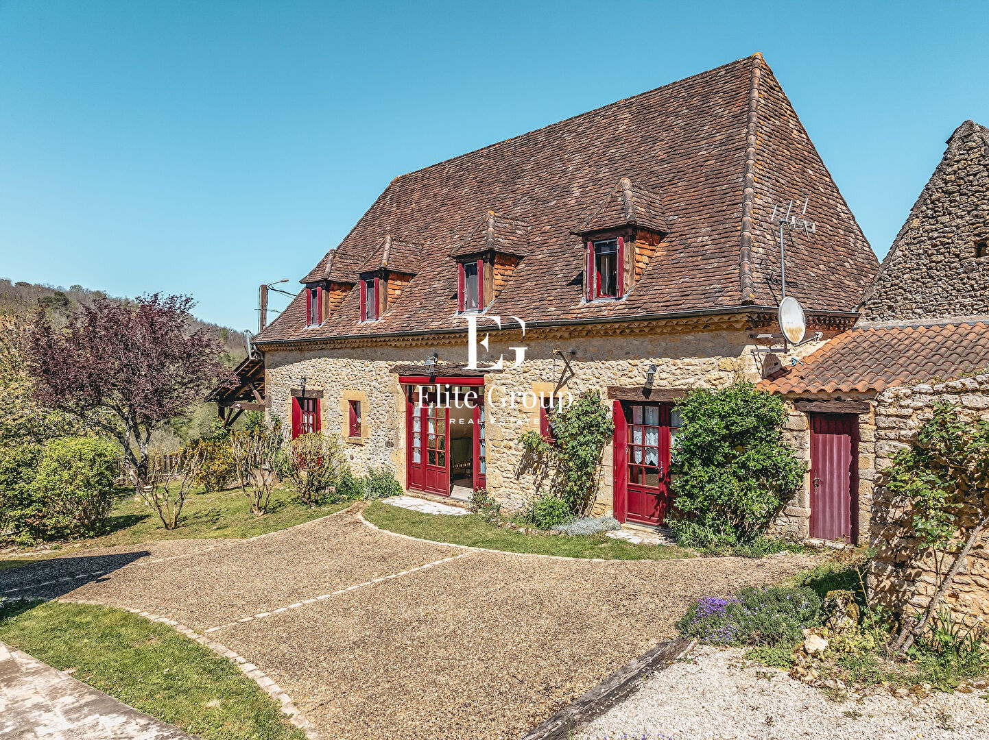 ENSEMBLE DE MAISONS À VENDRE SUR LES HAUTEURS DU BUISSON-DE-CADOUIN
