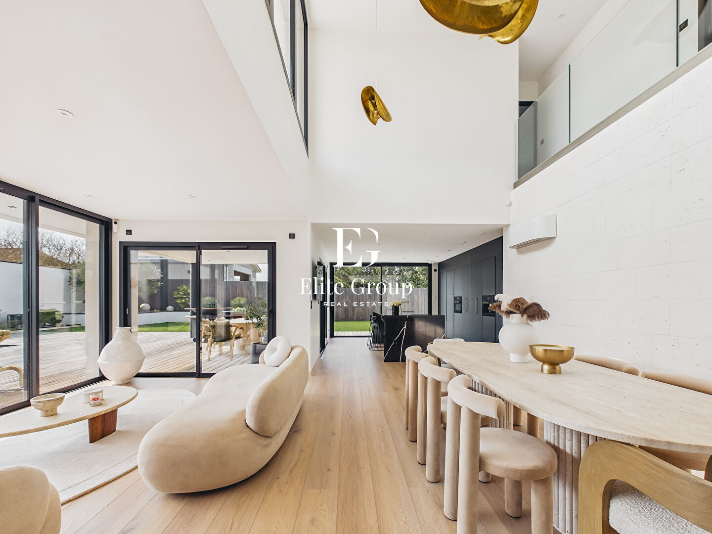 Image de l'annonce À VENDRE MAGNIFIQUE VILLA CALIFORNIENNE  - 11 PIÈCES - 300 M2