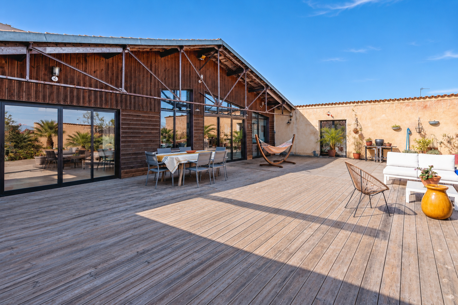 À VENDRE SUBLIME LOFT ATYPIQUE EN PLEIN COEUR DE JARNAC DE 447 M²