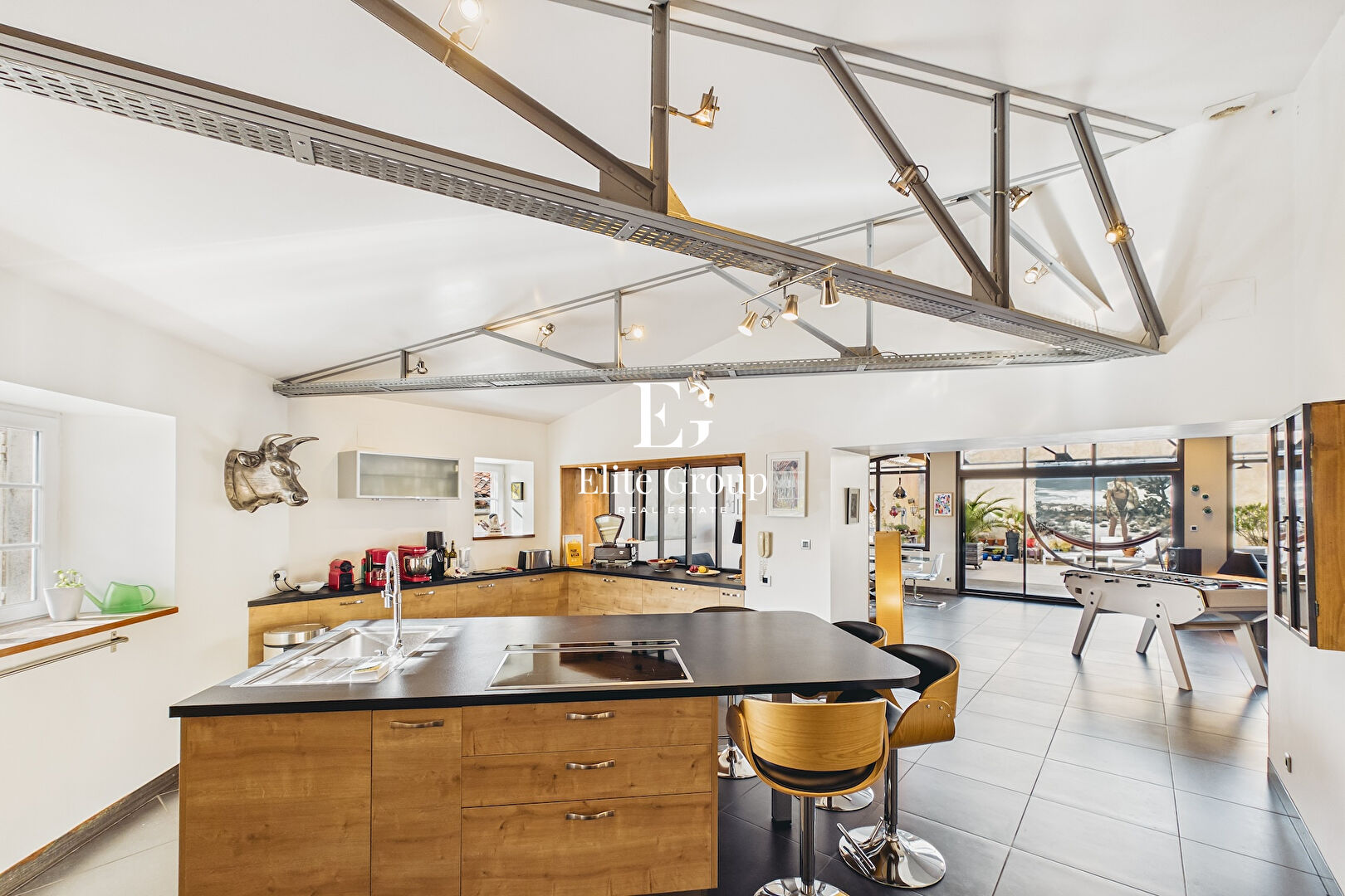 À VENDRE SUBLIME LOFT ATYPIQUE EN PLEIN COEUR DE JARNAC DE 447 M²