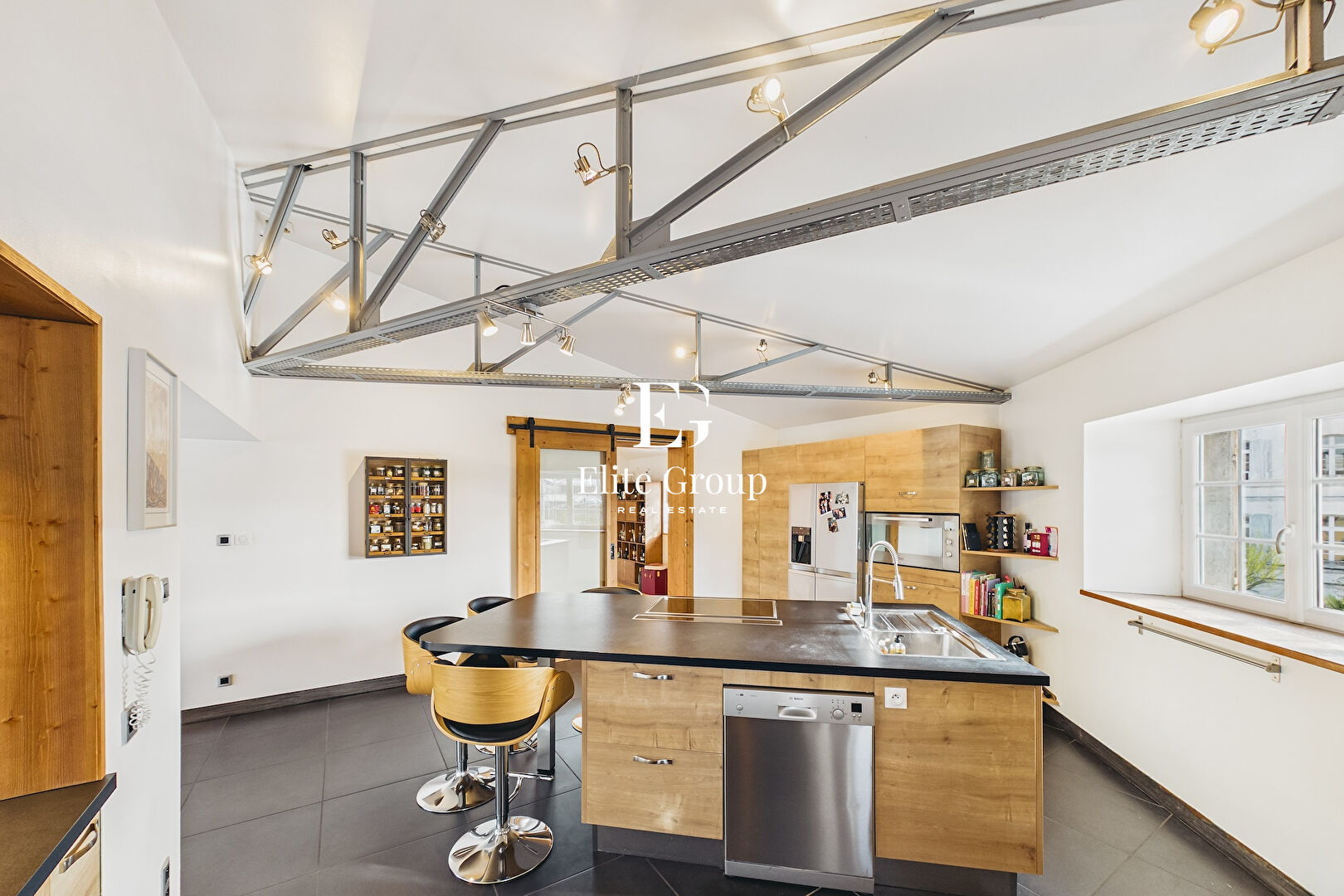 À VENDRE SUBLIME LOFT ATYPIQUE EN PLEIN COEUR DE JARNAC DE 447 M²
