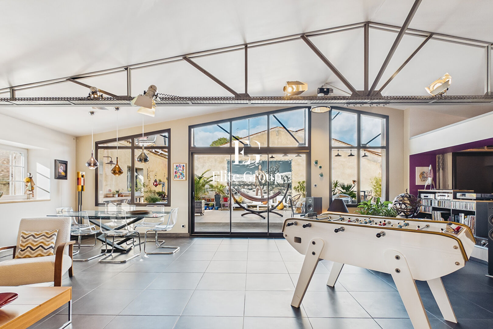À VENDRE SUBLIME LOFT ATYPIQUE EN PLEIN COEUR DE JARNAC DE 447 M²