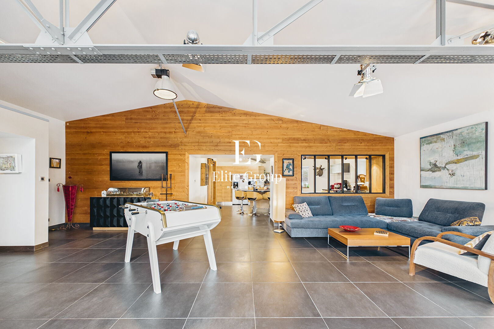 À VENDRE SUBLIME LOFT ATYPIQUE EN PLEIN COEUR DE JARNAC DE 447 M²