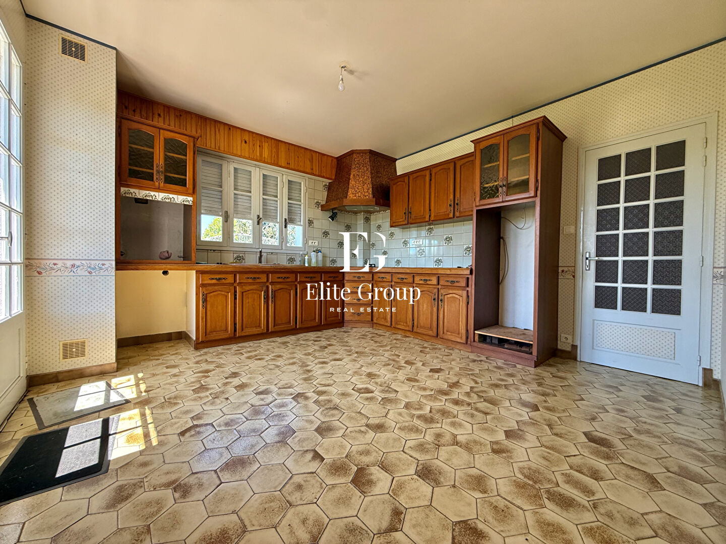 A VENDRE MAISON ANNEE 70 - ST SEVER DE SAINTONGE - 183 m2