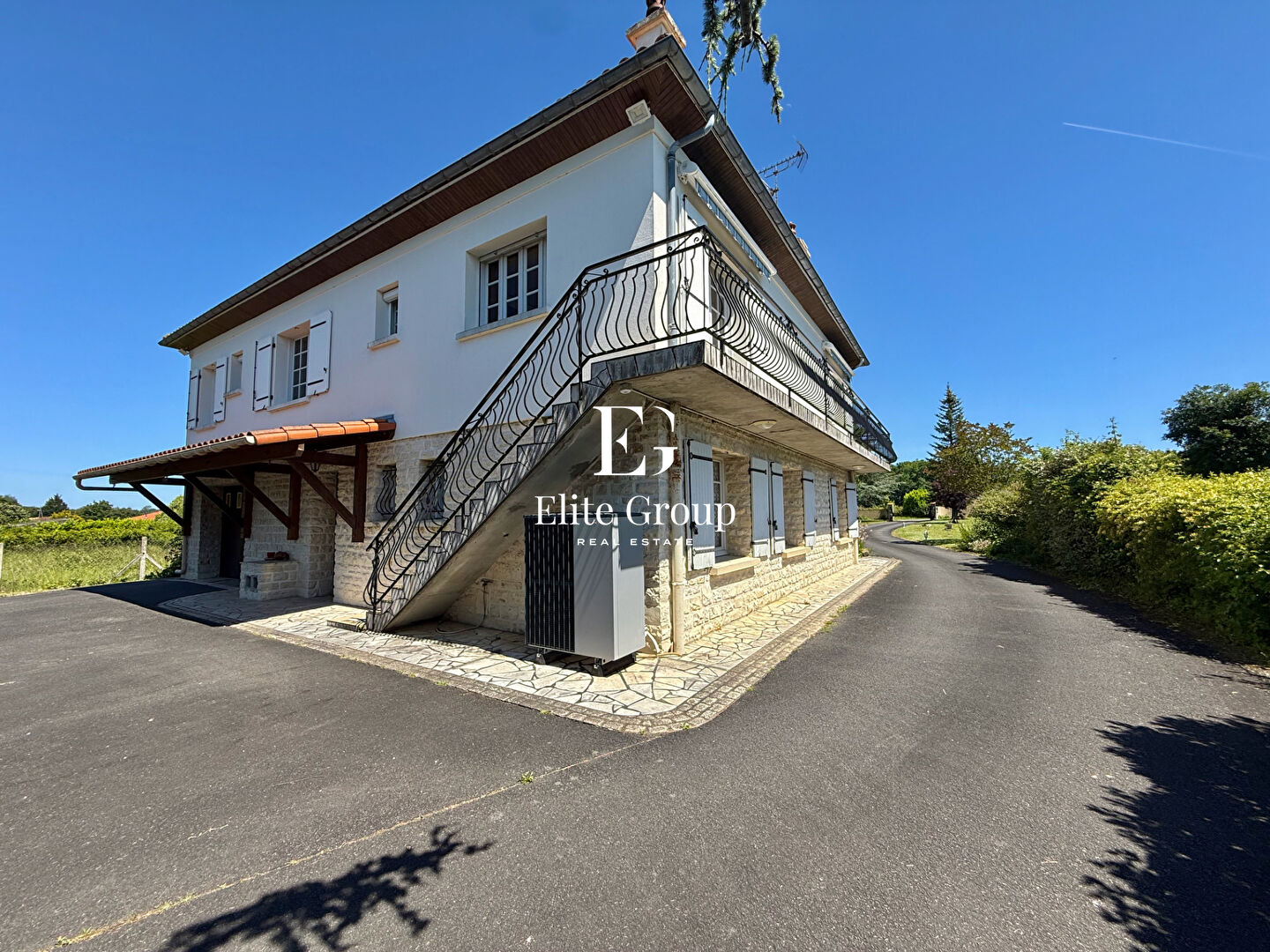 A VENDRE MAISON ANNEE 70 - ST SEVER DE SAINTONGE - 183 m2