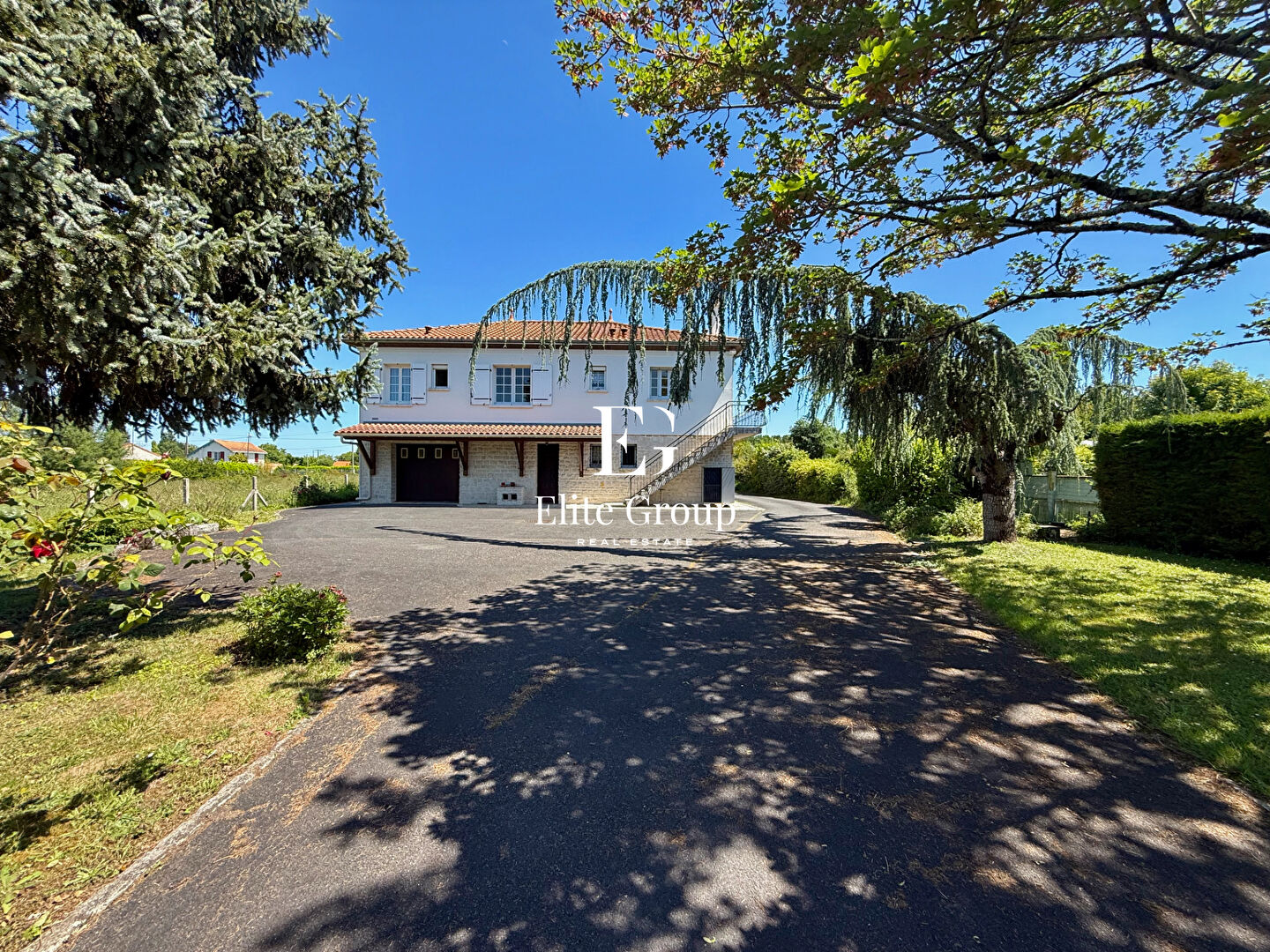 A VENDRE MAISON ANNEE 70 - ST SEVER DE SAINTONGE - 183 m2