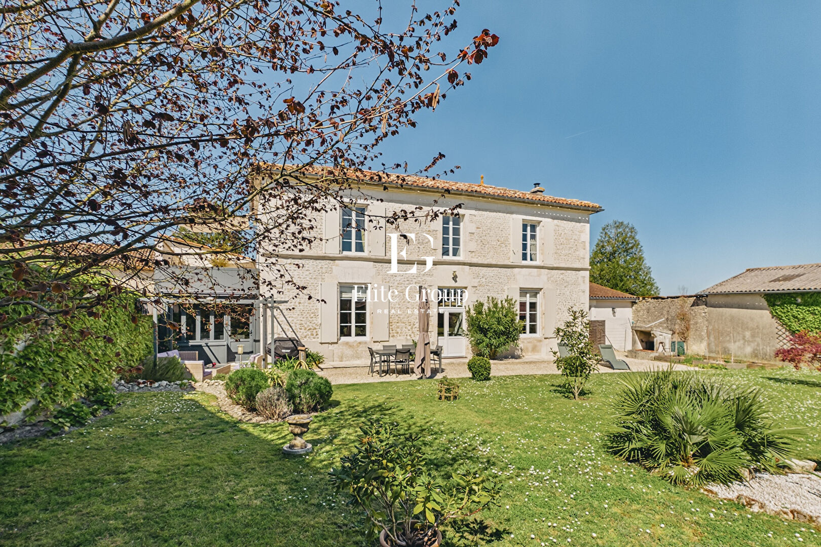 À VENDRE PROPRIÉTÉ D'EXCEPTION 178 M² AU SUD D'ANGOULEME