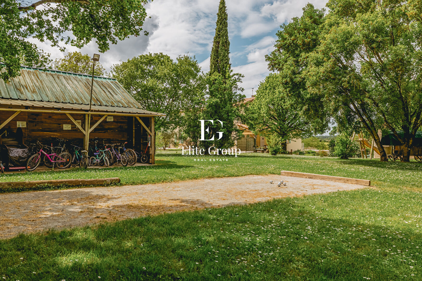 A Vendre Demeure de Prestige - Proche De Surgères - 200m² + 6 Gîtes + Salle De Réception