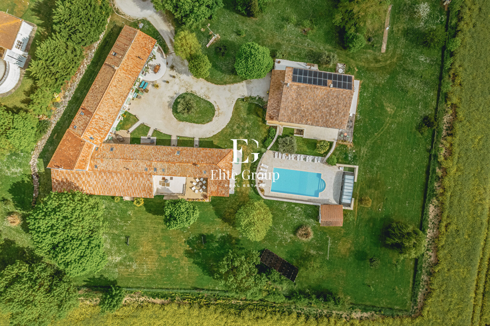 A Vendre Demeure de Prestige - Proche De Surgères - 200m² + 6 Gîtes + Salle De Réception