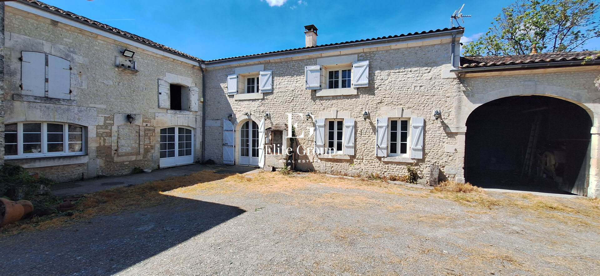 Image de l'annonce A vendre maison Charentaise à Criteuil La Magdeleine 7 pièces 210m²