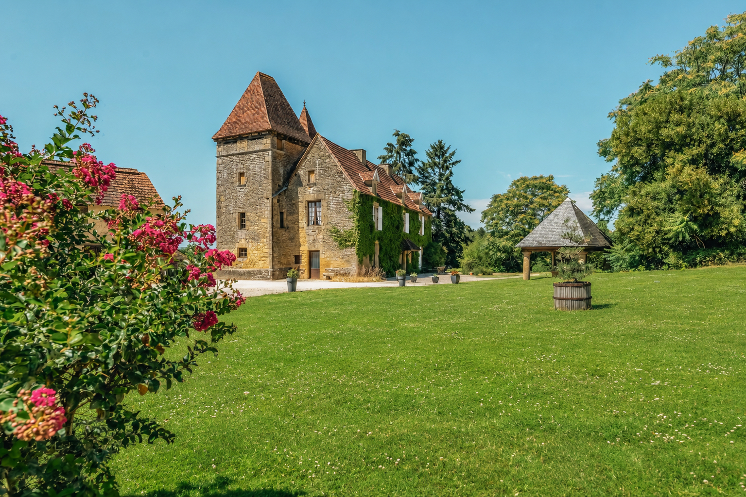 Image de l'annonce Demeure de prestige Marcillac Saint Quentin 19 pièces 585 m2
