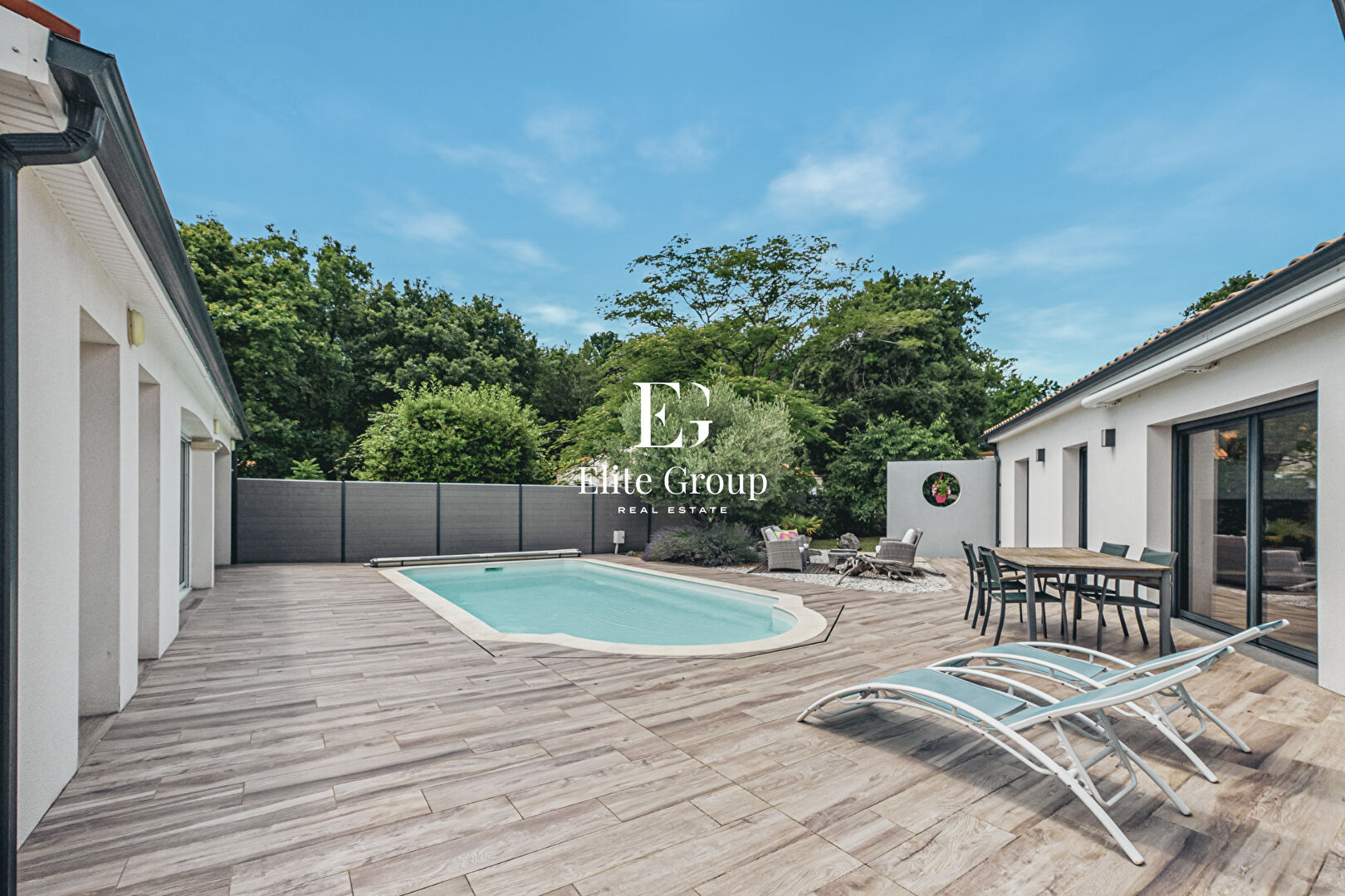 A VENDRE MAGNIFIQUE MAISON PROCHE ROYAN - 145 M2 - 6 PIÈCES