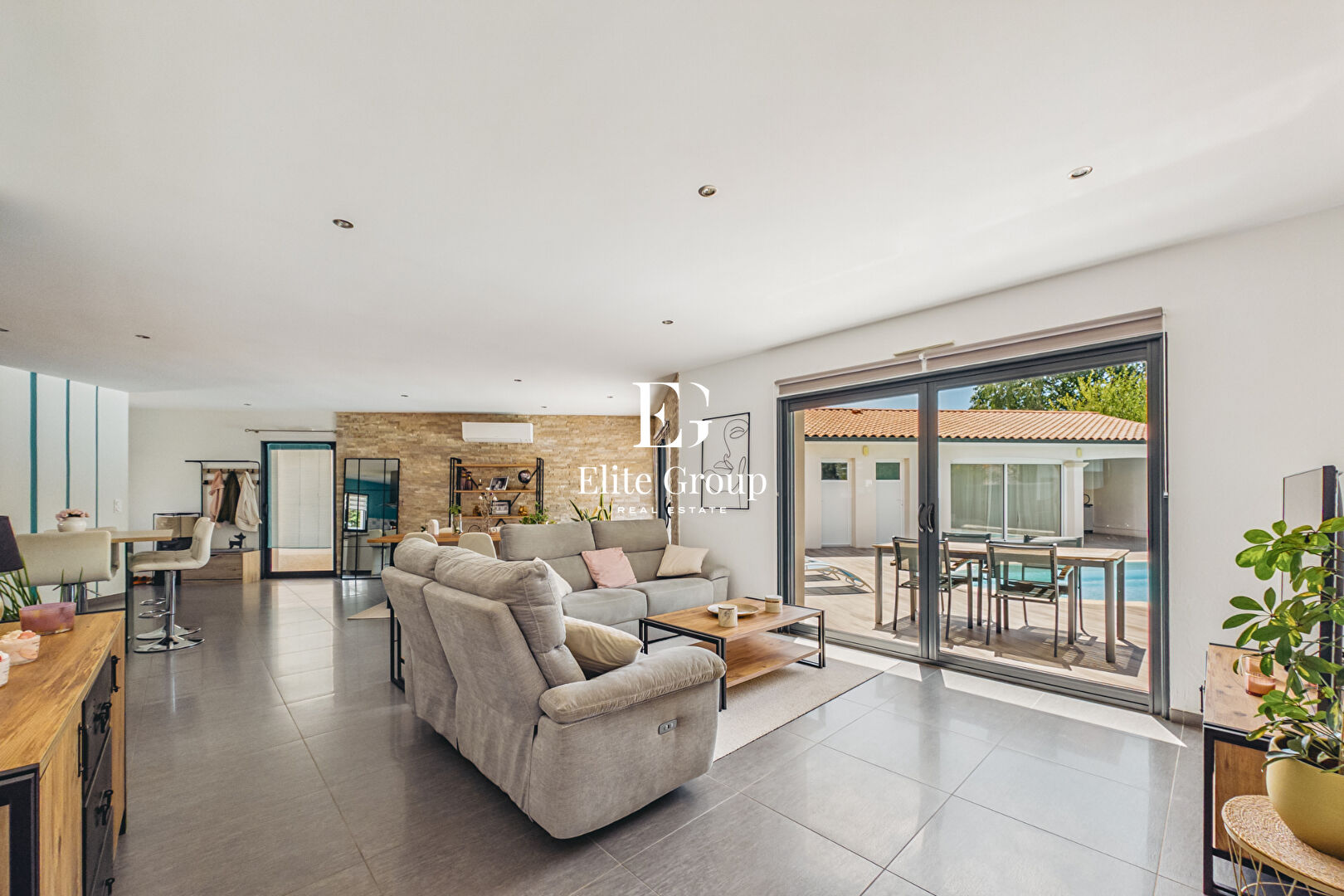 A VENDRE MAGNIFIQUE MAISON PROCHE ROYAN - 145 M2 - 6 PIÈCES