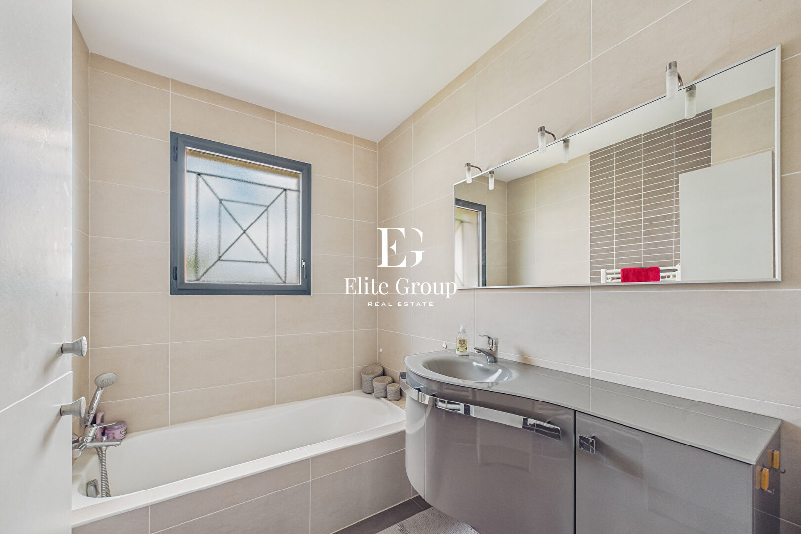 A VENDRE MAGNIFIQUE MAISON PROCHE ROYAN - 145 M2 - 6 PIÈCES