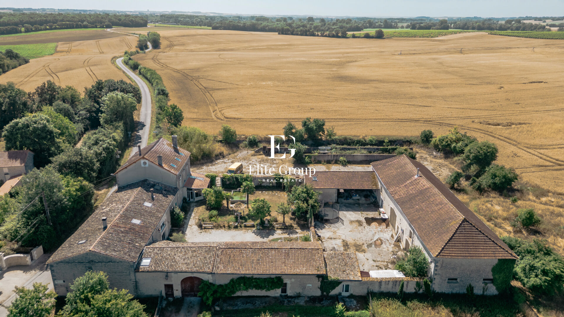 A VENDRE - GRANGE A RENOVER - GENAC-BIGNAC - 300M2