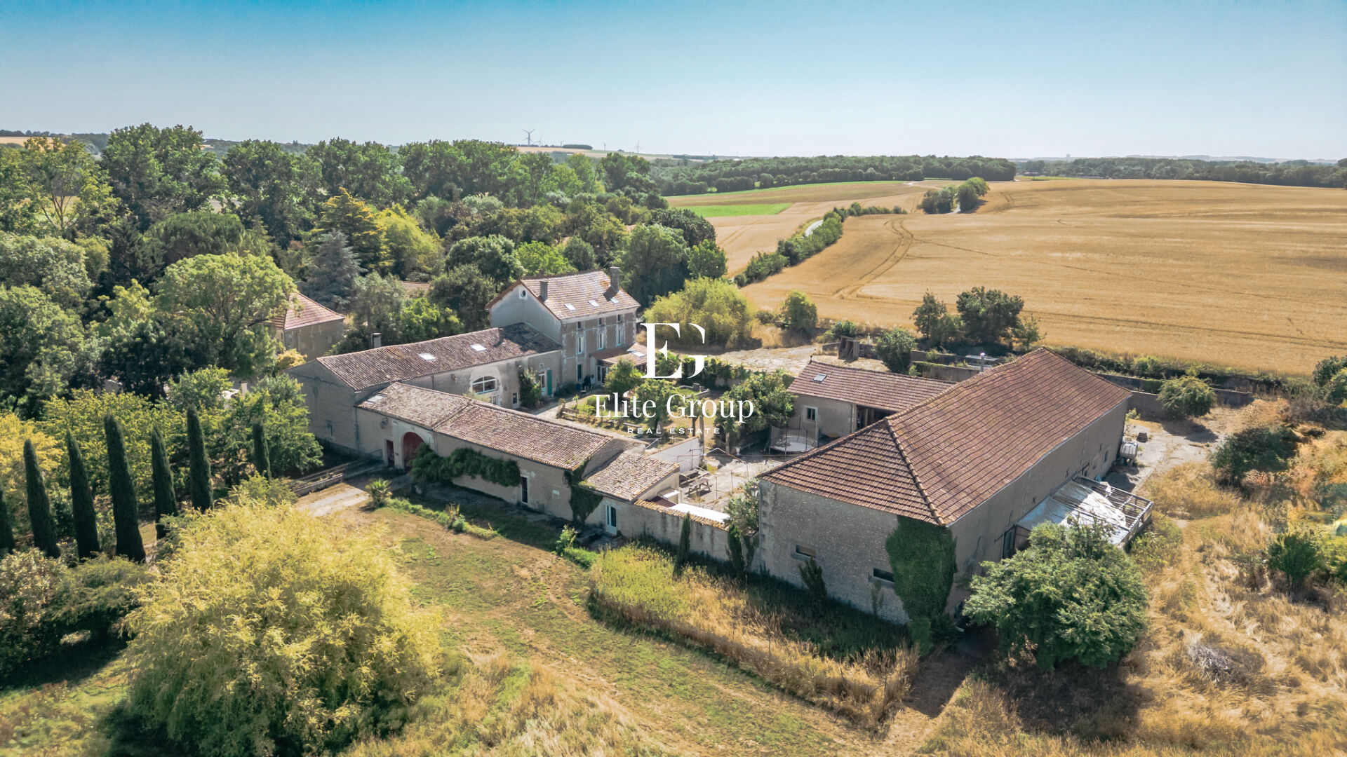 A VENDRE - GRANGE A RENOVER - GENAC-BIGNAC - 300M2