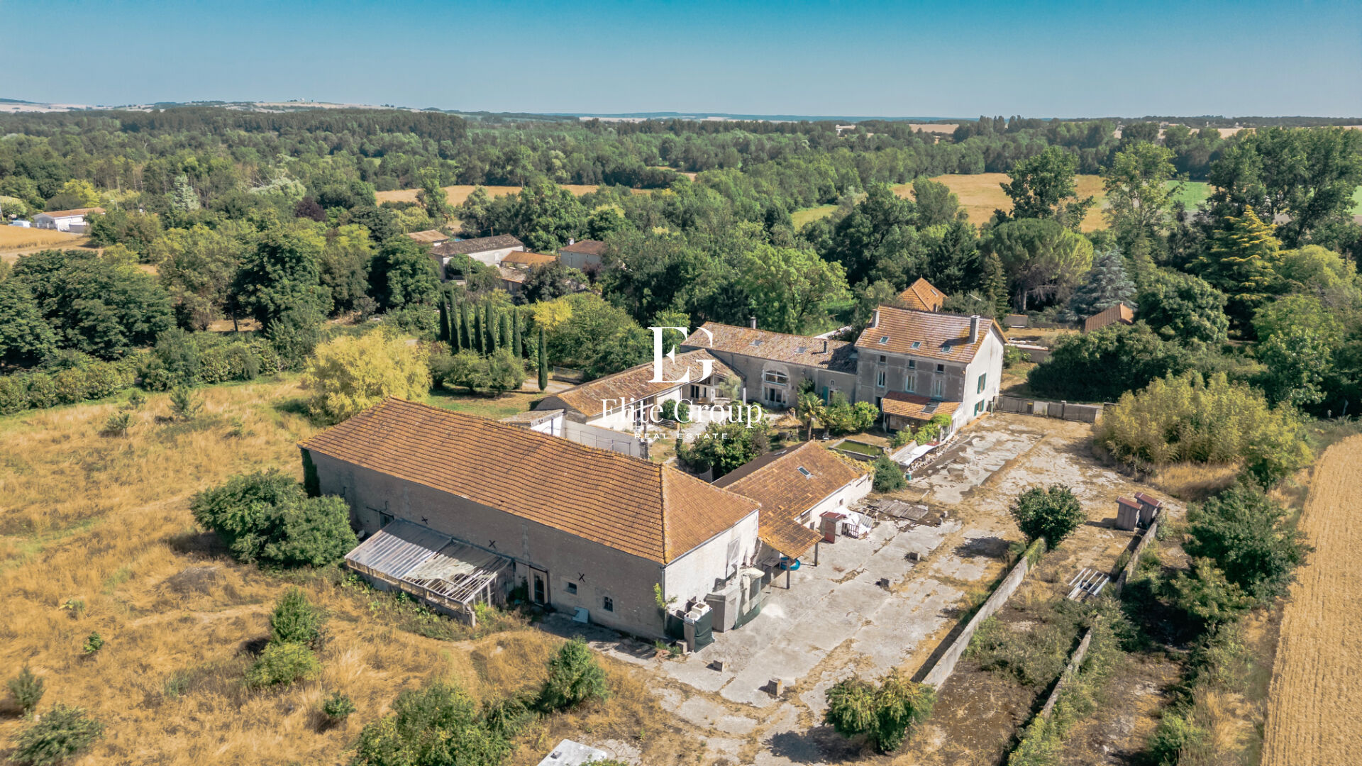 A VENDRE - GRANGE A RENOVER - GENAC-BIGNAC - 300M2